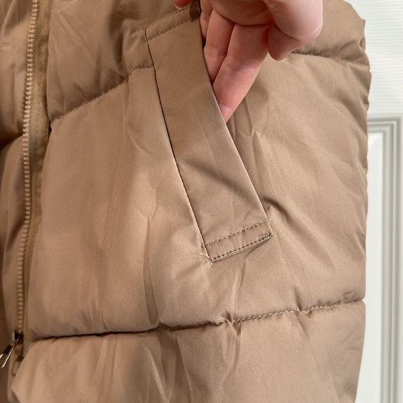 Puffer vest, tan size XL, with adjustable sides and pockets in tan color. - Picture 5 of 7